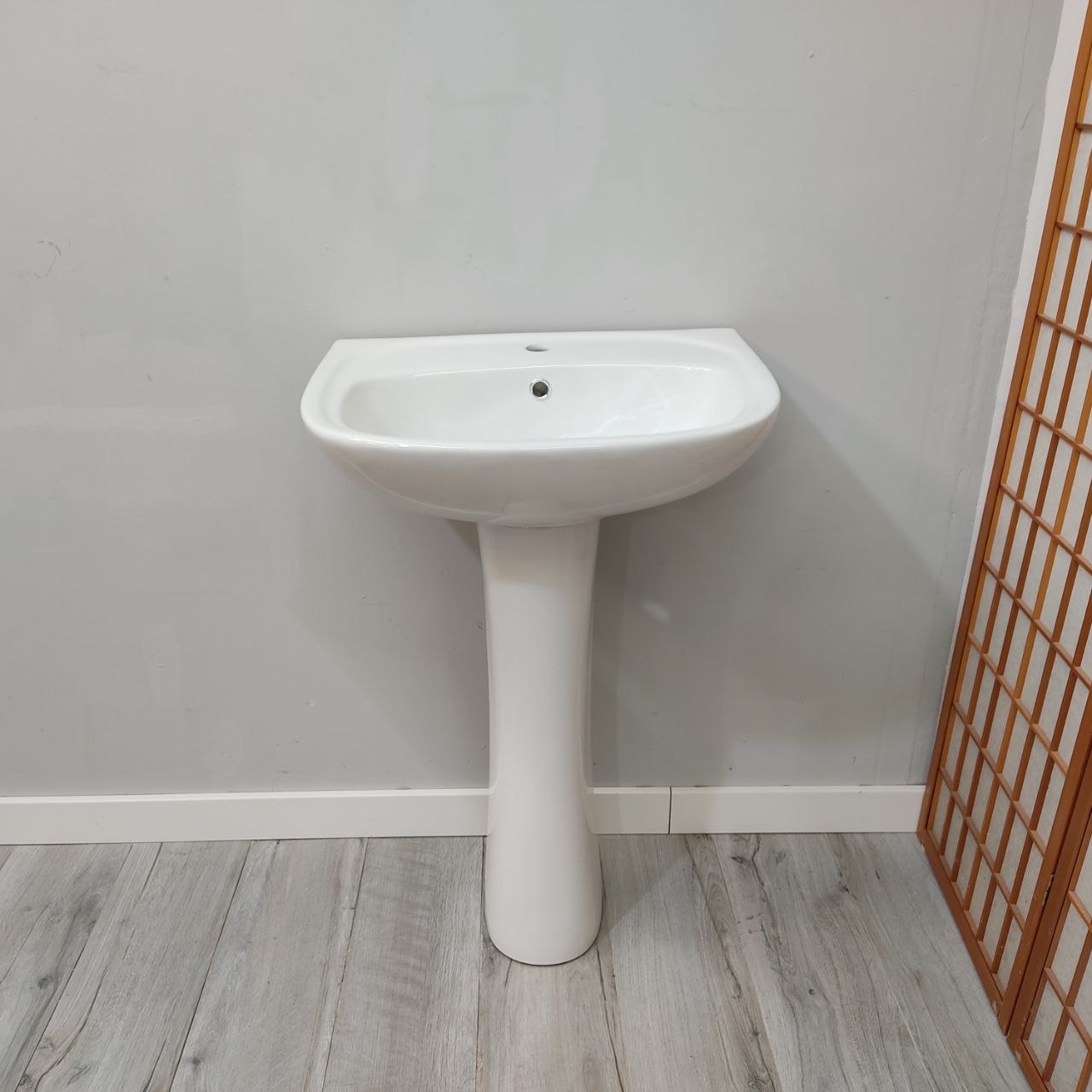LAVABO CON PEDESTAL – CERÁMICO, DISEÑO CLÁSICO Y FÁCIL LIMPIEZA