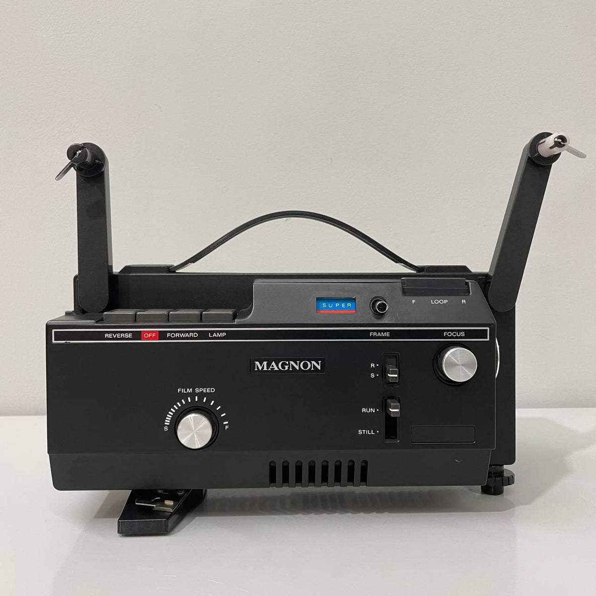 Proyector Magnon 800 Instdual Iq Zrs para Super 8 y Standard 8 – Excelente Estado de Conservación